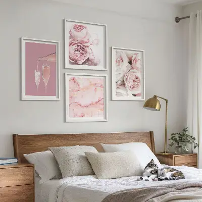 Composição de quadros rosas champanhe com fundo mármore pastel