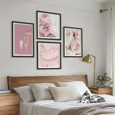 Composição de quadros rosas champanhe com fundo mármore pastel