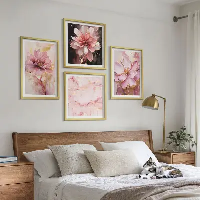 Composição de quadros com arranjos florais de rosas brancas