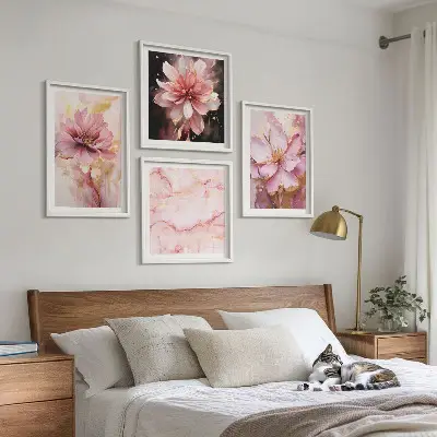 Composição de quadros com arranjos florais de rosas brancas