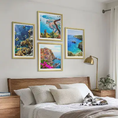 Conjunto de 4 quadros com moldura vistas para o mar e casas coloridas