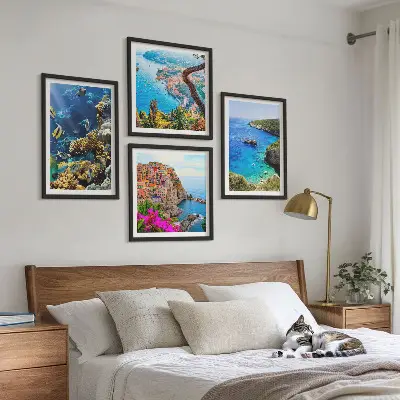 Conjunto de 4 quadros com moldura vistas para o mar e casas coloridas