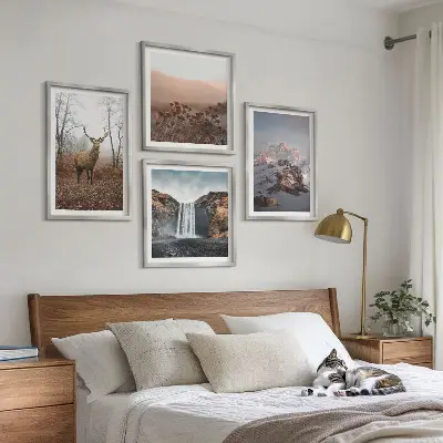 Conjunto de 4 quadros com moldura com paisagens selvagens de montanhas e veados