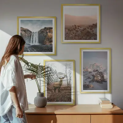 Conjunto de 4 quadros com moldura com paisagens selvagens de montanhas e veados