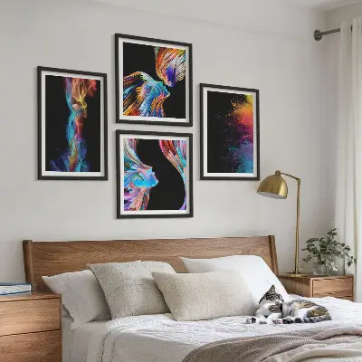 Conjunto de 4 quadros com moldura com estampas de abstrações coloridas de rostos e formas