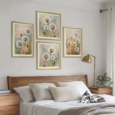 Composição de quadros com flores de dente-de-leão e gramíneas em tons pastel