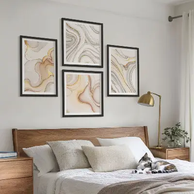 Conjunto de 4 quadros com moldura com motivos abstratos lineares