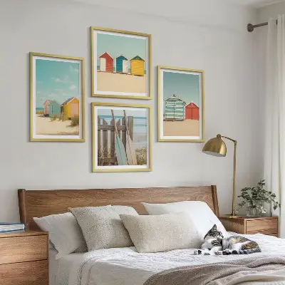 Políptico com moldura estampa de casas coloridas na praia com sol