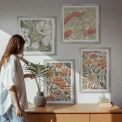 Composição de quadros com estampas florais em tons de laranja e verde