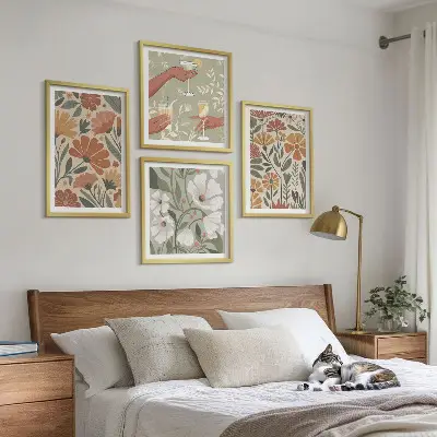 Composição de quadros com estampas florais em tons de laranja e verde