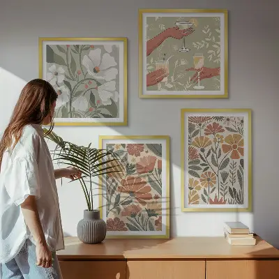 Composição de quadros com estampas florais em tons de laranja e verde