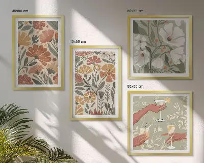 Composição de quadros com estampas florais em tons de laranja e verde