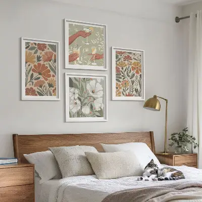Composição de quadros com estampas florais em tons de laranja e verde