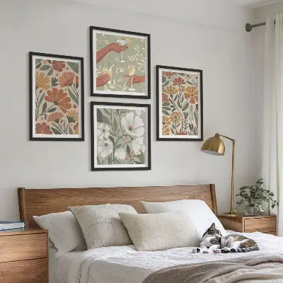 Composição de quadros com estampas florais em tons de laranja e verde