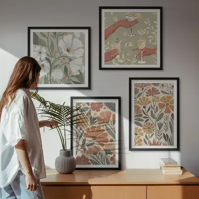 Composição de quadros com estampas florais em tons de laranja e verde