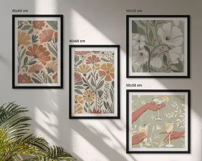 Composição de quadros com estampas florais em tons de laranja e verde