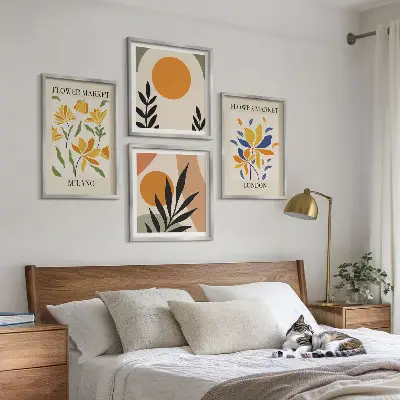 Composição de quadros com cartazes florais de Paris e Milão