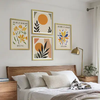 Composição de quadros com cartazes florais de Paris e Milão
