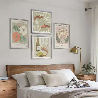 Composição de quadros com cartazes florais da cidade do vinho