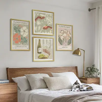 Composição de quadros com cartazes florais da cidade do vinho