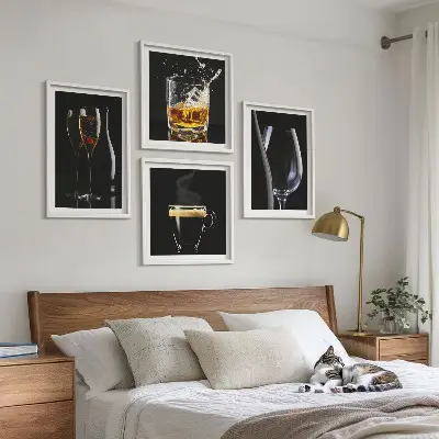 Composição de quadros com estampas de uísque, vinho, champanhe e café