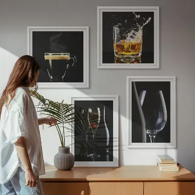 Composição de quadros com estampas de uísque, vinho, champanhe e café