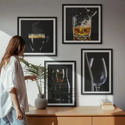 Composição de quadros com estampas de uísque, vinho, champanhe e café