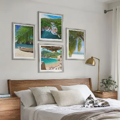 Políptico com moldura com imagens de praia, barco, cachoeiras e palmeiras