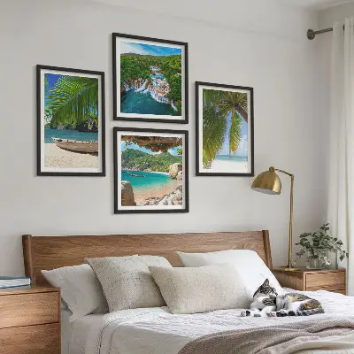 Políptico com moldura com imagens de praia, barco, cachoeiras e palmeiras