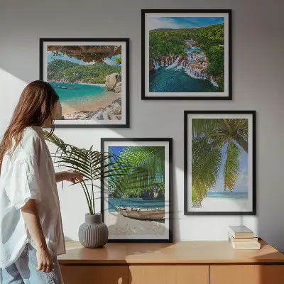 Políptico com moldura com imagens de praia, barco, cachoeiras e palmeiras