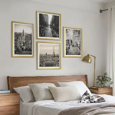 Composição de quadros vistas de Paris e Nova York com escadas
