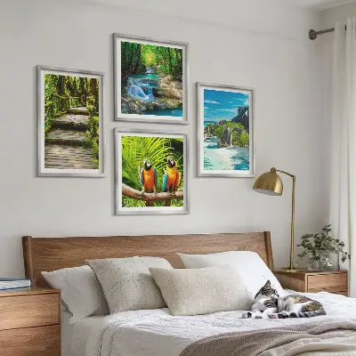 Conjunto de 4 quadros com moldura retratando cachoeira de papagaios na floresta tropical