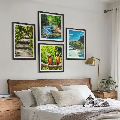 Conjunto de 4 quadros com moldura retratando cachoeira de papagaios na floresta tropical