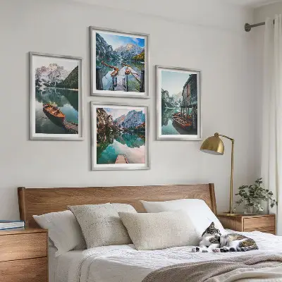 Composição de quadros com lago, montanhas, barcos e chalé
