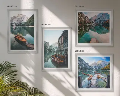 Composição de quadros com lago, montanhas, barcos e chalé