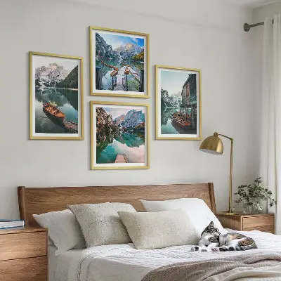 Composição de quadros com lago, montanhas, barcos e chalé