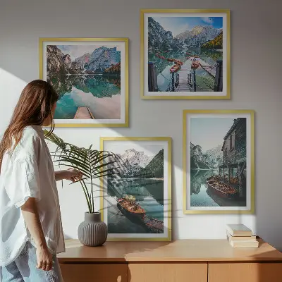 Composição de quadros com lago, montanhas, barcos e chalé
