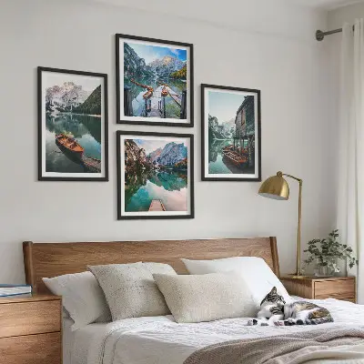 Composição de quadros com lago, montanhas, barcos e chalé