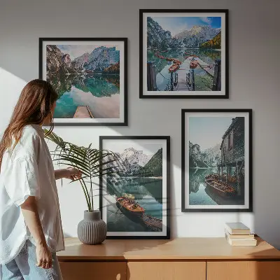 Composição de quadros com lago, montanhas, barcos e chalé