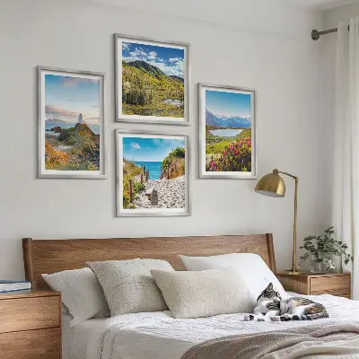 Conjunto de 4 quadros com moldura com paisagens de praia, farol, montanhas, prados e flores