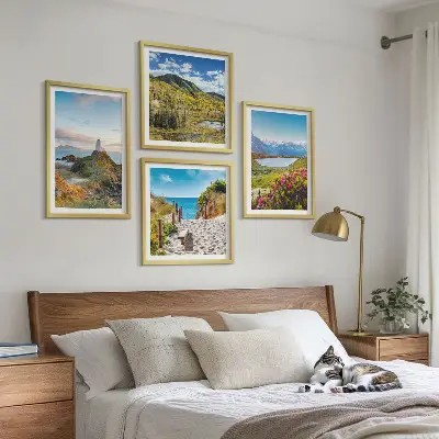 Conjunto de 4 quadros com moldura com paisagens de praia, farol, montanhas, prados e flores