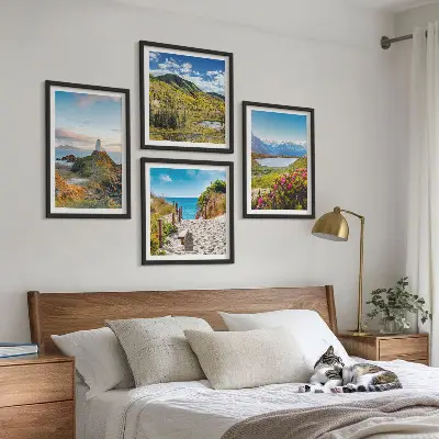 Conjunto de 4 quadros com moldura com paisagens de praia, farol, montanhas, prados e flores