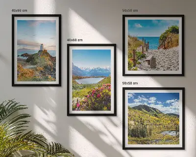 Conjunto de 4 quadros com moldura com paisagens de praia, farol, montanhas, prados e flores