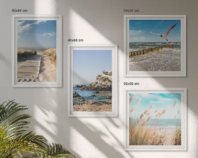 Políptico com moldura passarela de madeira na praia e penhascos