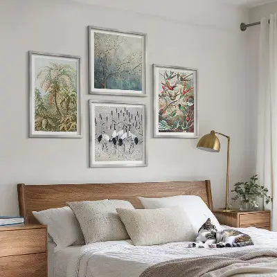 Conjunto de 4 quadros com moldura com estampas de plantas tropicais, pássaros e natureza