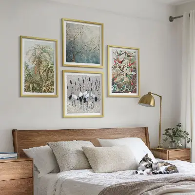 Conjunto de 4 quadros com moldura com estampas de plantas tropicais, pássaros e natureza