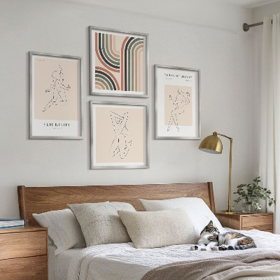 Conjunto de 4 quadros com moldura Silhuetas femininas em cartazes