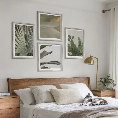 Conjunto de 4 quadros com moldura com estampa de folhas de plantas tropicais em tons pastel