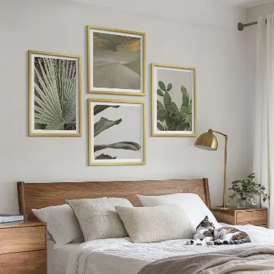 Conjunto de 4 quadros com moldura com estampa de folhas de plantas tropicais em tons pastel