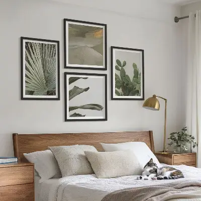 Conjunto de 4 quadros com moldura com estampa de folhas de plantas tropicais em tons pastel